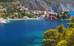 Assos il borgo tradizionale dell'isola di Cefalonia in Grecia - © Panos Karas / Shutterstock.com