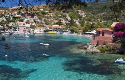 Assos è un piccolo ma pittoresco villaggio di pescatori che si trova sull'isola di Cefalonia (Kefalonia) la principale delle Isole Ioniche della Grecia - © Panos Karas / Shutterstock.com ...