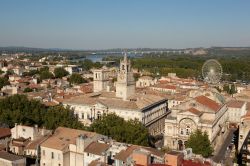 Avignone vista dall'alto Provenza, sullo sfonfo il fiume Rodano - Avignon Tourisme, Copyrights Yann de Fareins / Noir d’Ivoire