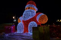 Babbo Natale illuminato di notte al villaggio natalizio di Place de Gaulle, Ajaccio