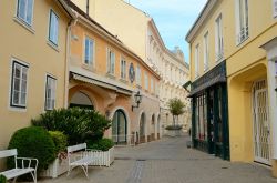 Baden Bei Wien: passeggiando nel centro storico della città termale vicino a Vienna in Austria - © Tatiana Volgutova / Shutterstock.com 