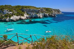 Cala Macarella, nel nord di Minorca, dista circa 15 km da Ciutadella. Le alte scogliere ombreggiate dalla pineta, la sabbia bianca e l'acqua trasparentissima ne fanno un piccolo paradiso ...