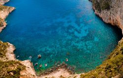 Baia Paradiso a Zante (Zacinto): siamo sul Mar Jonio, nel versante est, vicino alle coste della Grecia - © mangojuicy / Shutterstock.com