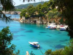 La Baia di Voisi (Votsi) si trova nell'isola di Alonissos, nell'arcipelago delle Sporadi in Grecia  - © Corina de Kiviet / Shutterstock.com