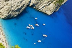 Una baia a Zacinto (Zante) molto frequentata dai bagnanti in estate. le isole Ioniche in Grecia sono una destinazione turistica molto apprezzata dai viaggiatori italiani - © gkordus / Shutterstock.com ...