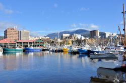 Baia di Hobart in Tasmania. Sullo sfondo il Monte ...