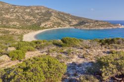 A est di Kimolos (arcipelago delle Cicladi, Grecia) c'è l'isola disabitata di Polyego, il cui nome greco significa "isola dalle molte capre". Nella foto la baia di Kato ...