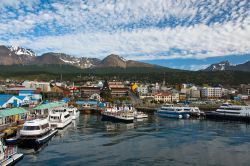 Baia di Ushuaia,Terra del Fuoco, il porto più a sud dell'Argentina - © artincamera / Shutterstock.com