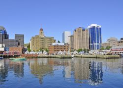 La baia di Halifax, capoluogo della Nuova Scozia (Canada orientale) e skyline della città moderna - © SF photo / Shutterstock.com