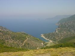 Una baia con piccola caletta nell'isola di Alonissos, Sporadi Settentrionali, Mar Egeo (Grecia) - © Ioannis Nousis / Shutterstock.com