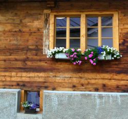 Balconi fioriti ad Andermatt, in Svizzera