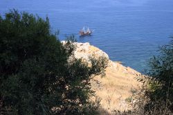 Una barca a vela tradizionale si muove lungo la costa del Corallo, il tratto di mare vicino a Tabarka in Tunisia - © LouLouPhotos / Shutterstock.com