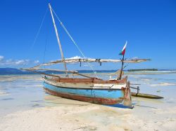 Barca di pescatori malgasci: siamo a Nosy Be, la principale meta turistica del Madagascar - © lkpro / Shutterstock.com