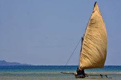 Barca di pescatori a Nosy Be: un classico esempio di imbarcazione tipica del Madagascar  - © lkpro / Shutterstock.com