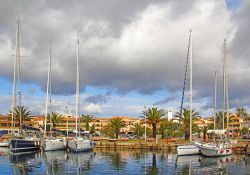 Barche a vela nella Marina di Palau, il piccolo comune nel nord della Sardegna in provincia di Olbia-Tempio, in Gallura, accanto alla Costa Smeralda. Il porto turistico di Palau, attivo tutto ...