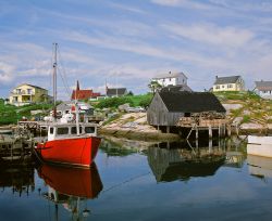Peggy's Cove, Nuova Scozia, Canada: la baia, il molo, le case di legno e le barche dei pescatori sono gli elementi immancabili di questo villaggio rurale a una cinquantina di chilometri ...