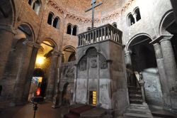 Basilica del Sepolcro, dentro al complesso delle Sette chiese di Santo Stefano a Bologna, Emilia Romagna. La chiesa risale al V° secolo e fu costruita per volere del vescovo Petronio come ...