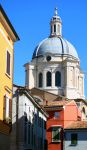 La basilica di Sant'Andrea in centro a Mantova ...