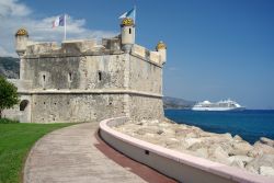 Bastione nel porto di Menton in Costa Azzurra (Francia), sullo sfondo una nave da crociera - © Surkov Dimitri / Shutterstock.com