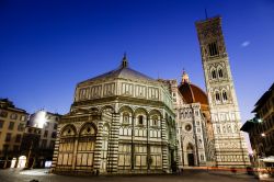 Il Battistero, con il Duomo ed il Campanile di Giotto a Firenze.  Il Battistero di San Giovanni possiede una pianta ottagonale, ed è rivestito con marmo verde di Prato e il calssico ...