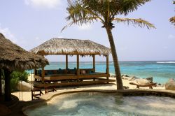 La spiaggia principale di Necker Island dove si affaccia una piscina enorme all’interno della quale è servita la famosa barca di sushi. Un vero e proprio kayak pieno di sushi. Qui ...