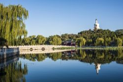 Panorama su Beihai Park, Pechino - Aperto al pubblico solo nel 1925 e parte della Città Proibita sino alla fine della dinastia Qing nel 1911, il Parco Beihai è un giardino imperiale ...