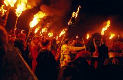 La Beltane Fire Society organizza i fuochi del Festival di Samhuinn, nella notte di Halloween a Edimburgo, in Scozia - © pablo / Shutterstock.com