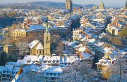 Il clima frizzante della Svizzera fà sì che anche Berna, nei mesi invernali, spesso si ricopra di neve. Coi tetti imbiancati e i mercatini natalizi nelle piazze del centro, la ...
