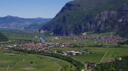 Besenello lungo le rive del fiume Adige, foto panoramica dalla prospettiva di Castel Beseno - © Mlrko01 - CC BY 3.0 - Wikipedia