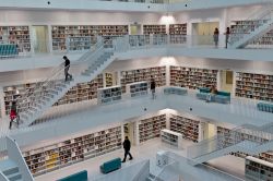 La moderna Biblioteca Civica di Stoccarda (Baden-Wurttemberg, Germania) è una meraviglia architettonica che ricorda i surreali dipinti di Escher. A progettarla è stato l'architetto ...