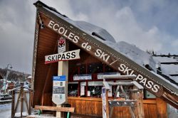 La Biglietteria degli skipass a Les Deux Alpes, nella zona amministrata dal comune di Mons de Lans, in Francia