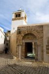 Biserta l'ingresso di una moschea nel villaggio di pescatori della Tunisia - © posztos / Shutterstock.com
