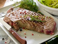 Bistecca alla Fiorentina. La bistecca con l'osso è uno dei piatti classici della cucina toscana e di Firenze, assieme ai piatti classici come la ribollita, i fagioli all'uccelletto, ...