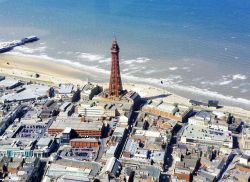 La Blackpool Tower: una vista aerea della copia della Torre Eiffel - Foto Tedzio99 / Wikimedia Commons