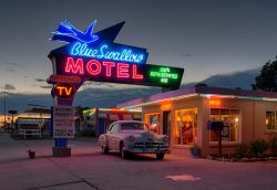 Ingresso del Blue Swallow Motel sulla Route 66 a Tucumcari, New Mexico, Stati Uniti. Con la sua forma a L e la caratteristica architettura con pareti rosa e dipinti, questo motel rappresenta ...