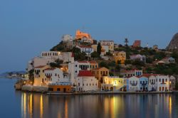 Il borgo antico nel cuore di Kastellorizo di notte si accende di luci - Se per gli amanti della vita notturna Kastellorizo non offre le tante attrattive che caratterizzano altre isole greche, ...