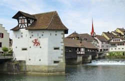 Borgo di Argovia, la storica Bremgarten Svizzera: visibile anche il famoso ponte in legno sul fiume Reuss - © Christian Wilkinson / Shutterstock.com