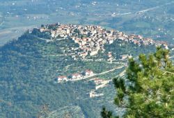 Fotografia panoramica dalla cima di una montagna che sovrasta il Borgo di Castro dei Volsci, uno dei gioielli della Ciociaria nel Lazio - © www.comune.castrodeivolsci.fr.it/