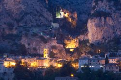 Il borgo di Moustiers-Sainte-Marie fotografato di notte - © Tomas Rebro / shutterstock.com