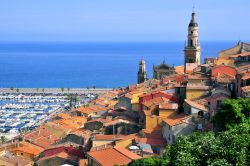 Borgo e spiaggia di Mentone: ci troviamo in Costa Azzurra, nel sud della Francia - © Christian Musat / Shutterstock.com