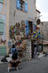 Una delle caratteristiche botteghe artigianali di Gourdon dove acquistare ceramiche da tavola e decorazioni d’arredo