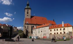 Vista sulla Cattedrale di San Martino da via Panska, Bratislava - L'interno è a tre navate, divise da pilastri e arcate ogivali, con volte a crociera mentre l'abside è ...