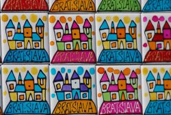 Souvenir di Bratislava, Slovacchia - Dagli oggetti artigianali scolpiti in legno alle bottiglie di vino, i souvenir che si possono acquistare quando si è in visita nella capitale slovacca ...