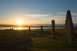 Brodgar Ring, il mistico anello megalitico alle Orcadi in Scozia, visto al tramonto - © Alfio Ferlito / Shutterstock.com