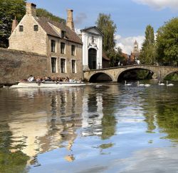 Bruges dal battello, Belgio - Il loro nome deriva dal fiume Reie. Scelto per indicare i romantici canali che si snodano attorno al centro, non c'è modo migliore per andare alla scoperta ...