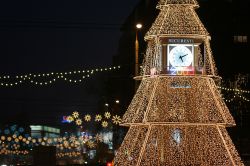 A Natale Bucarest (Romania) si riempie di mercatini e addobbi luminosi. Nelle bancarelle si vende il cozonac, un panettone dolce, e nelle piazze si pattina sul ghiaccio © Popescu Simona ...