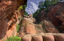 Buddha più grande del mondo in Cina ,a Leshan. E' alto ben 71 metri. 
