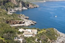 Cala Disa e Cala Berretta, alcune delle baie incantevoli che si trovano lungo il sentiero della Riserva dello Zingaro, in Sicilia - © Gandolfo Cannatella / Shutterstock.com