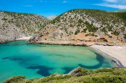 Cala Domestica una delle spiagge più belle di tutta la Sardegna, si trova sulla costa ovest, nel territorio del Comune di Buggerru  - © Elisa Locci / Shutterstock.com