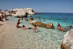 Cala Goloritzè Sardegna: siamo nel Golfo di Orosei, e questa spiaggia raggiungibile in barca partendo da Cala Gonone